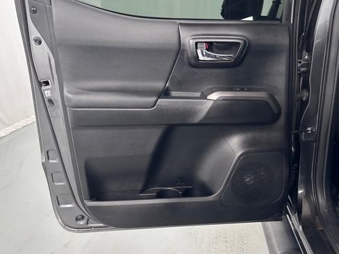 Used 2016 Toyota Tacoma TRD Sport AWD/4WD image 22