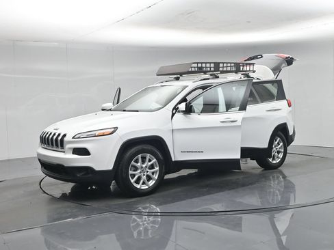 Used 2017 Jeep Cherokee Latitude FWD image 32