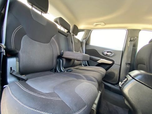 Used 2017 Jeep Cherokee Latitude FWD image 22