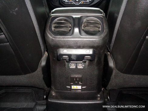 Used 2018 Jeep Wrangler Unlimited Sahara AWD/4WD image 15