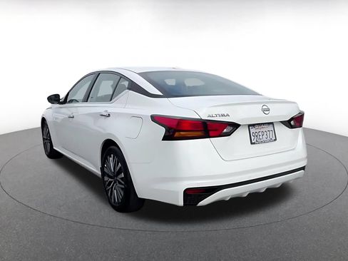 Used 2025 Nissan Altima 2.5 SV FWD image 11