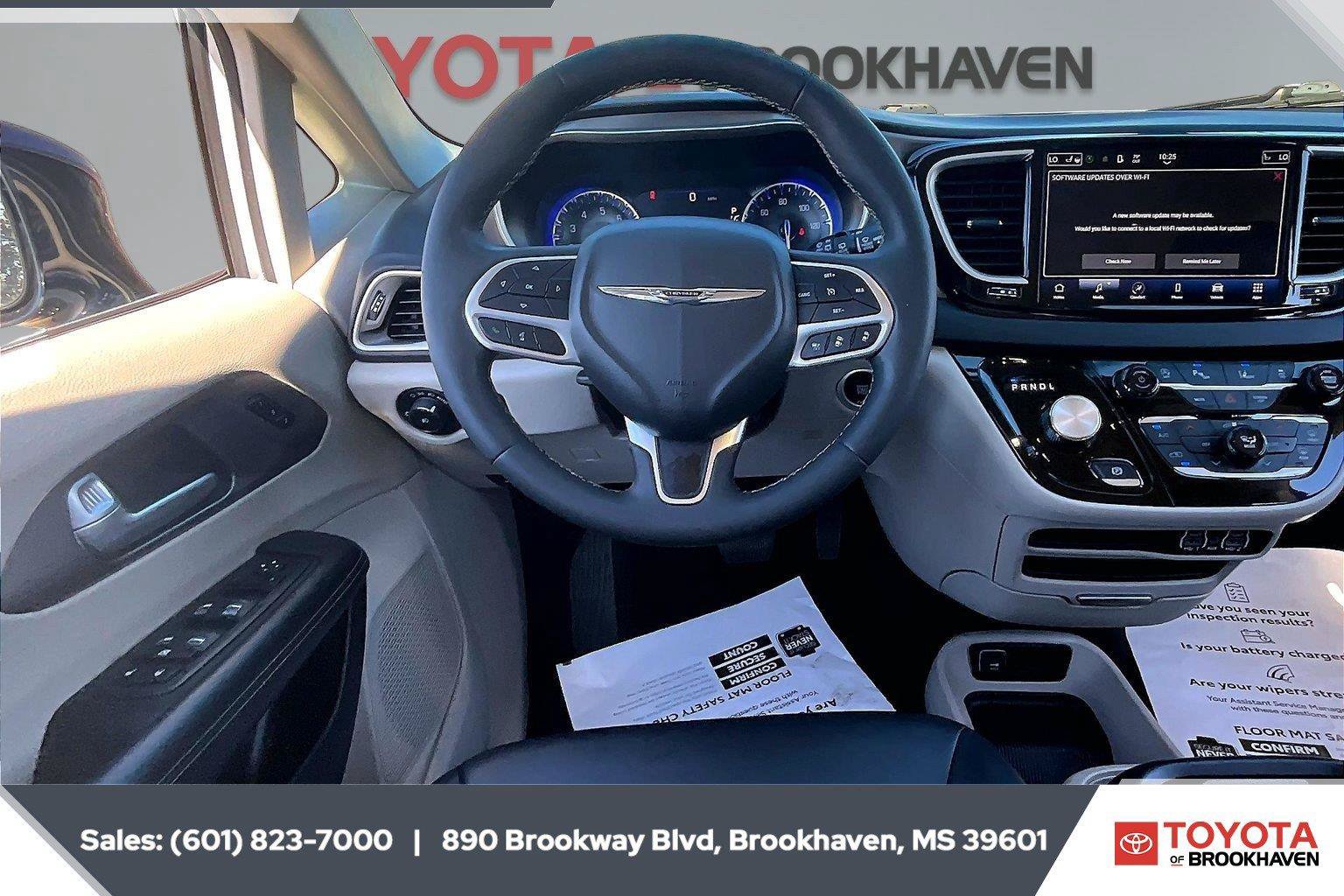 Used 2024 Chrysler Pacifica Touring-L FWD image 5
