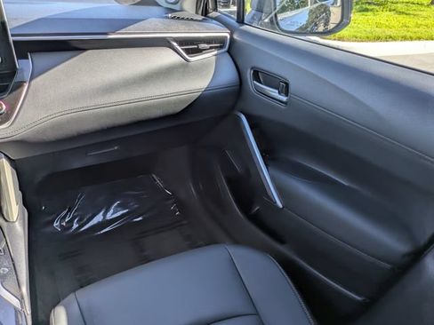 Used 2022 Toyota Corolla Cross XLE w/ Convenience Package FWD image 17