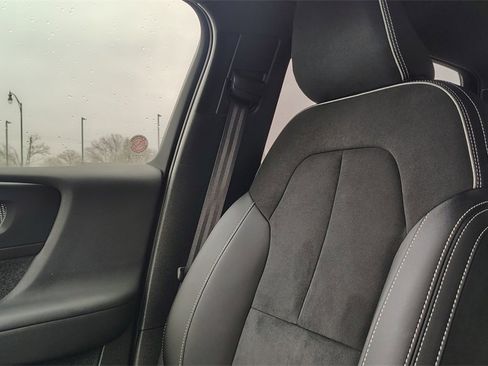 Certified 2025 Volvo XC40 B5 Plus image 22