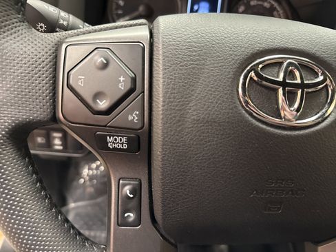 Used 2022 Toyota Tacoma TRD Off-Road image 31