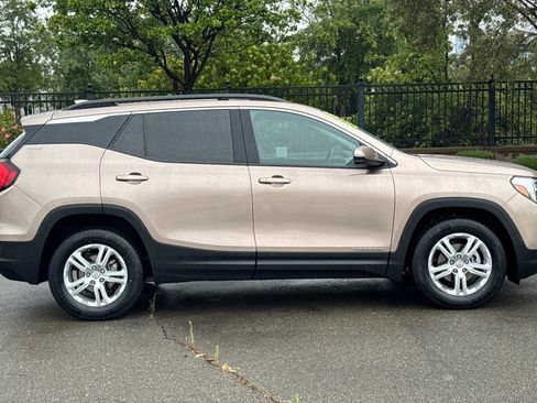 Used 2019 GMC Terrain SLE w/ Driver Convenience Package FWD image 3