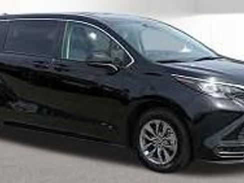 Used 2024 Toyota Sienna LE AWD/4WD image 2
