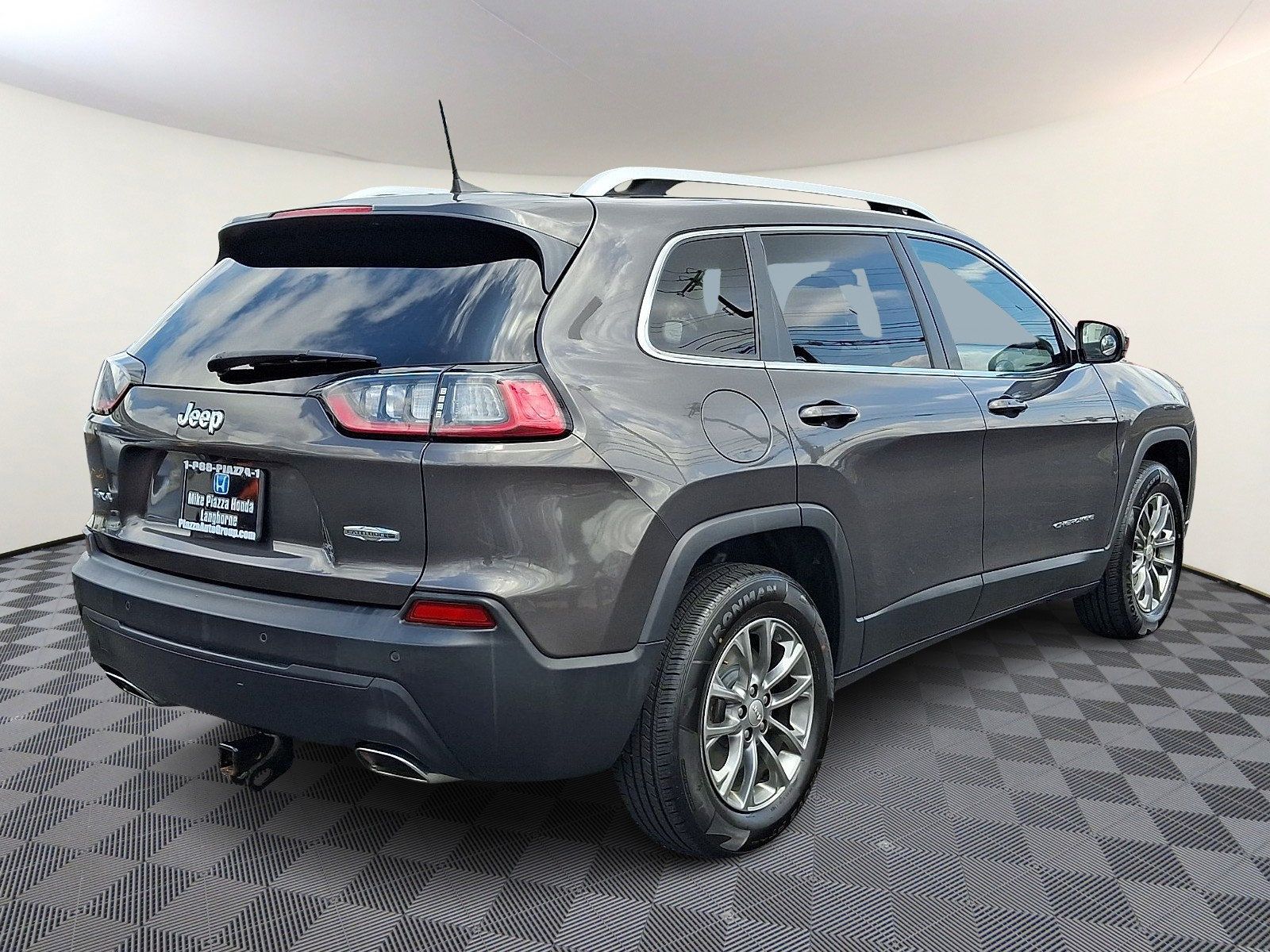 Used 2019 Jeep Cherokee Latitude Plus w/ Cold Weather Group AWD/4WD image 7