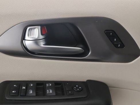 Used 2021 Chrysler Pacifica Touring-L image 19