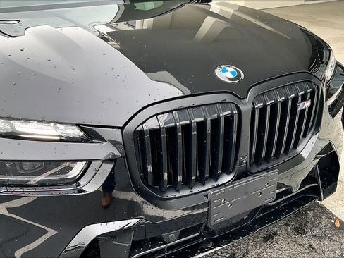 Used 2025 BMW X7 M60i image 30