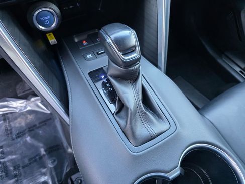 Used 2022 Toyota Venza LE image 25