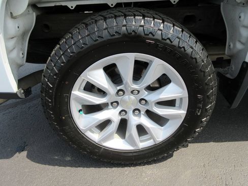 Certified 2022 Chevrolet Silverado 1500 Custom AWD/4WD image 9