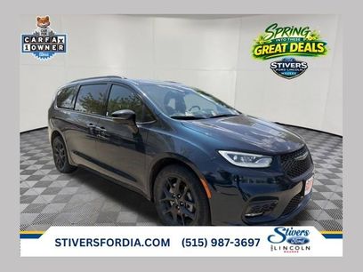 Used 2023 Chrysler Pacifica Limited w/ Uconnect Theater Family Group