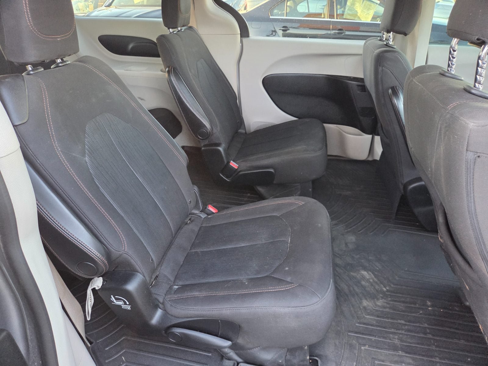 Used 2017 Chrysler Pacifica Touring FWD image 12