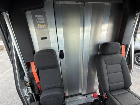 Used 2025 Chevrolet Brightdrop 600 w/ Power Door Package image 24