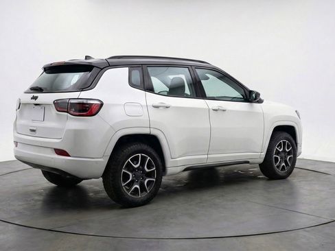 Used 2025 Jeep Compass Trailhawk AWD/4WD image 9