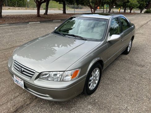 Used 2000 Toyota Camry XLE FWD image 3