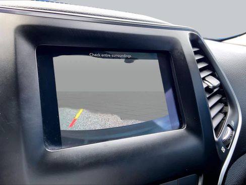 Used 2021 Jeep Cherokee Latitude FWD image 27