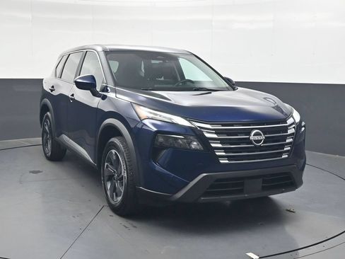 Used 2025 Nissan Rogue SV FWD image 2