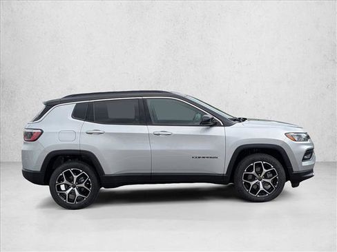 Used 2025 Jeep Compass Limited image 4
