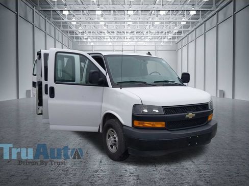 Used 2019 Chevrolet Express 3500 Extended w/ Driver Convenience Package RWD image 9