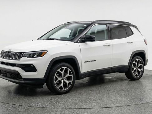 Used 2025 Jeep Compass Limited image 3