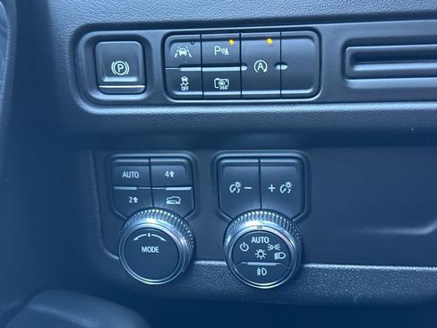 Used 2023 GMC Yukon SLT w/ SLT Premium Package image 32