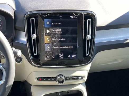 Used 2022 Volvo XC40 T5 Momentum w/ Premium Package image 16