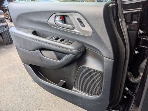 Used 2025 Chrysler Pacifica Select FWD image 22