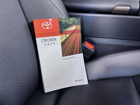 Used 2025 Toyota Crown AWD/4WD image 25