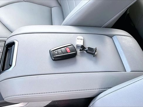 Used 2021 Toyota Highlander XLE image 15