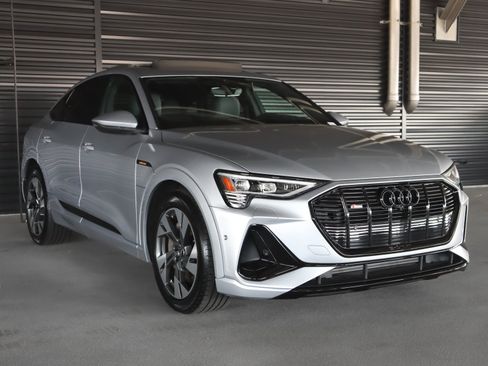 Used 2023 Audi e-tron Premium w/ Convenience Plus Package AWD/4WD image 13