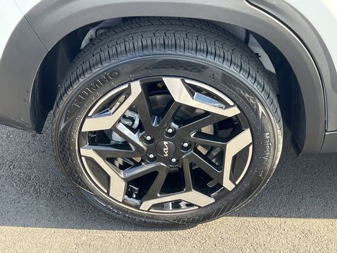 Certified 2025 Kia Seltos SX w/ SX Sunroof Package image 17