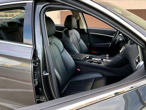 Used 2025 Genesis G70 2.5T image 8