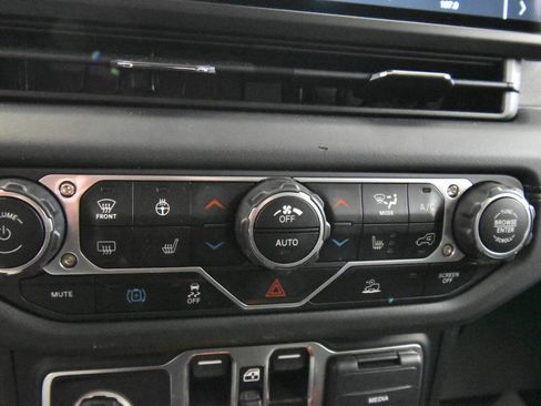 Used 2025 Jeep Wrangler Unlimited Sahara image 20