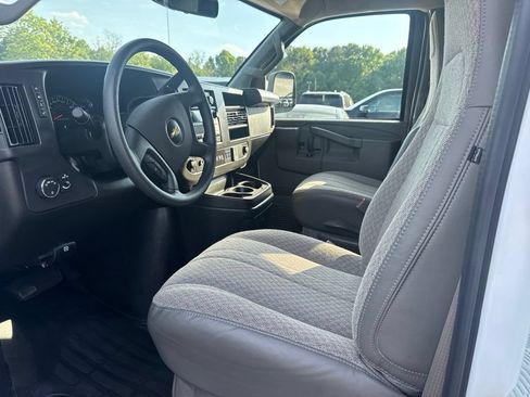 Used 2025 Chevrolet Express 3500 LT w/ LT Preferred Equipment Group RWD image 3