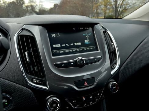 Used 2018 Chevrolet Cruze LT w/ Convenience Package image 40