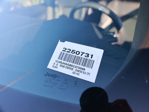 New 2025 Jeep Grand Cherokee Altitude image 32