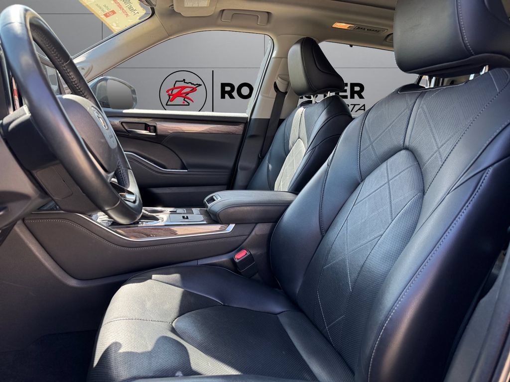 Certified 2022 Toyota Highlander Platinum AWD/4WD image 10