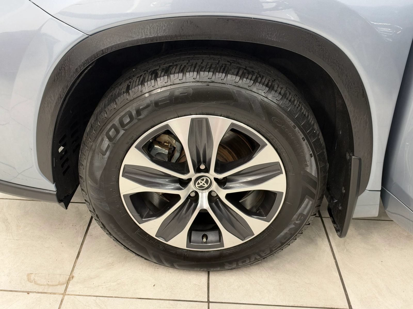 Used 2020 Toyota Highlander XLE AWD/4WD image 41