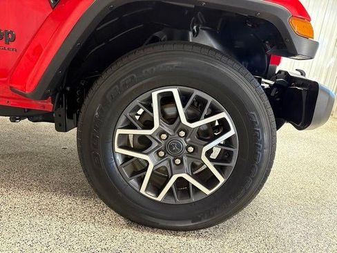 Used 2025 Jeep Wrangler Unlimited Sahara AWD/4WD image 32