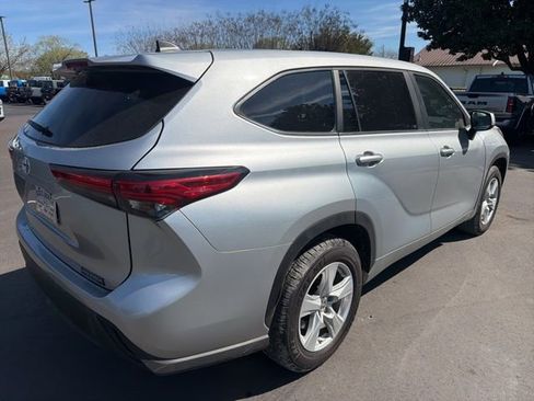 Used 2023 Toyota Highlander L image 3