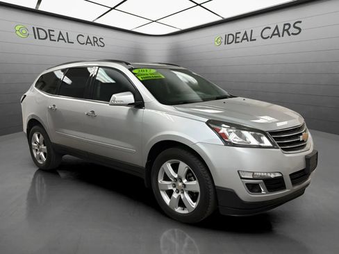 Used 2017 Chevrolet Traverse LT w/ Style and Technology Package FWD image 3