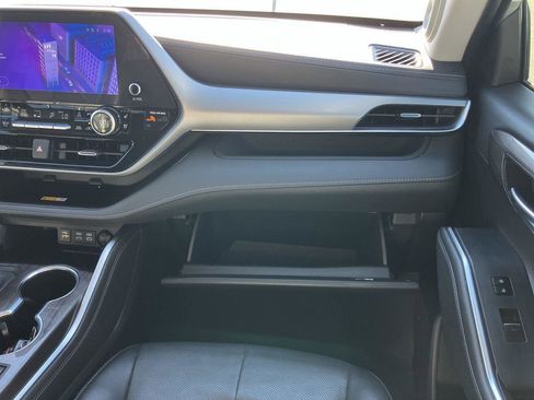 Used 2024 Toyota Highlander Platinum image 19
