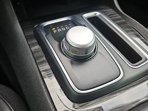 Used 2018 Chrysler 300 Touring L image 12