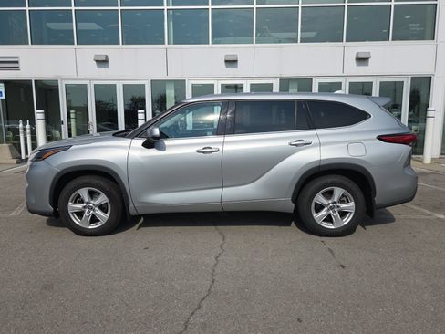 Used 2021 Toyota Highlander LE AWD/4WD image 13