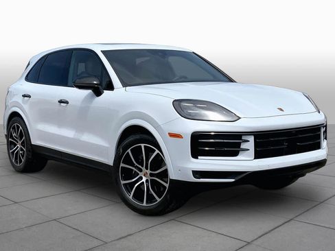 Used 2025 Porsche Cayenne image 3
