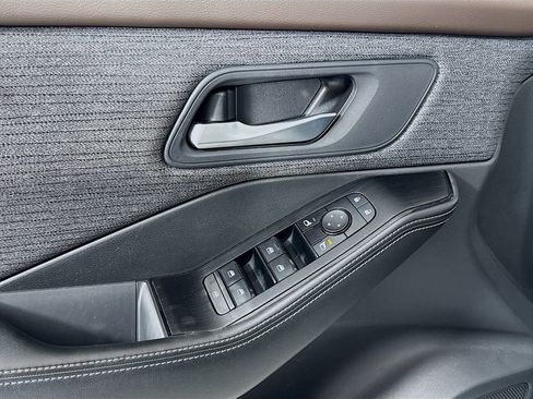 Used 2022 Nissan Rogue SV image 16