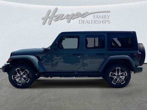 Used 2024 Jeep Wrangler Unlimited w/ Convenience Group AWD/4WD image 8