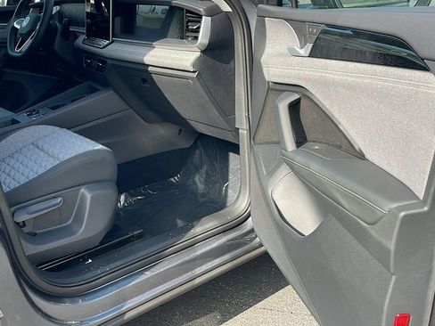Certified 2025 Volkswagen Tiguan S FWD image 31